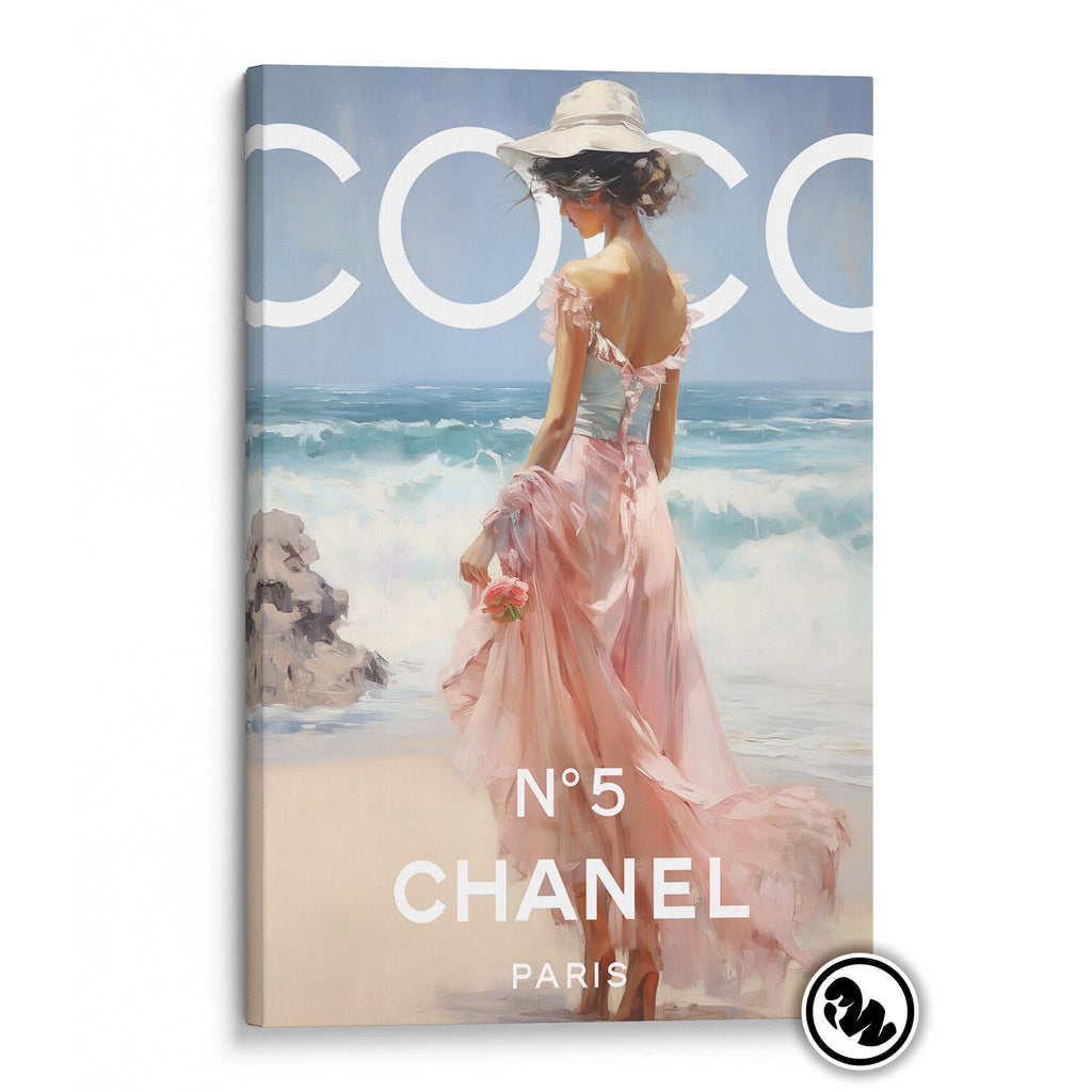 Canvas kunstwerk van een vrouw in een zomerjurk bij de zee met "COCO Chanel Paris"
