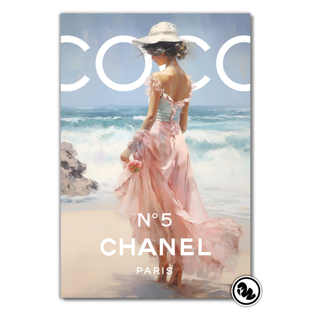Renaissance vrouw op het strand in pasteltinten met "COCO Chanel Paris" op wit gelakt aluminium Dibond