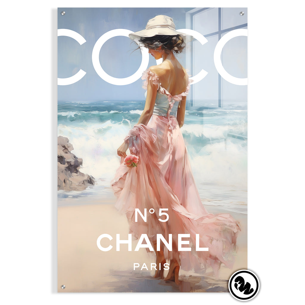 Plexiglas kunstwerk van een vrouw in een zomerjurk bij de zee met "COCO Chanel Paris"