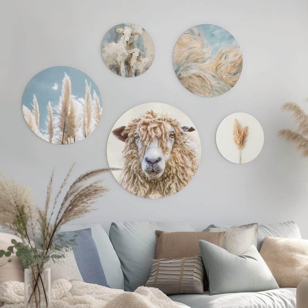 Close-up van Wallingo's 'Sheep and Pampas' muurcirkel set in een interieur met pasteltinten en pampagras.
