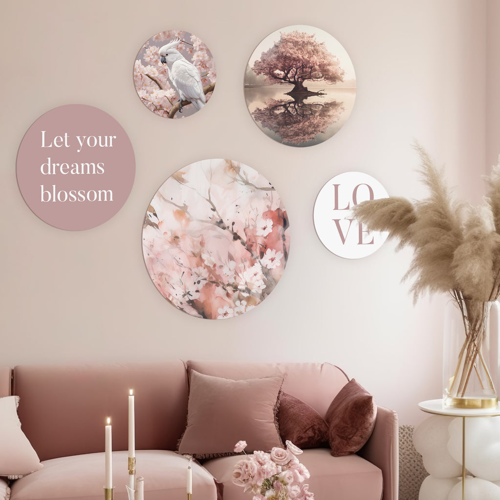 Close-up van Wallingo's 'Cockatoo Blossom' muurcirkel set in een romantisch, roze interieur.