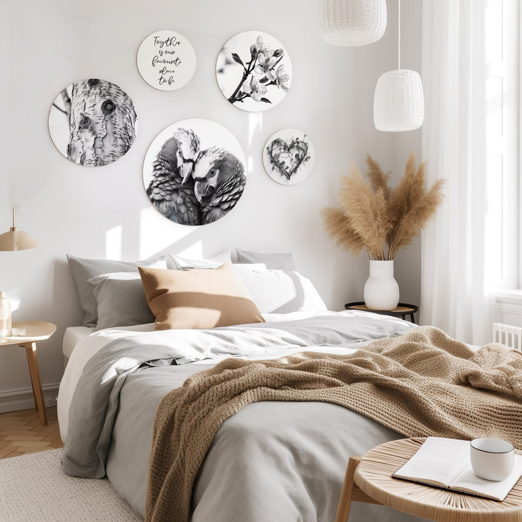 Slaapkamer met lichte pasteltinten versierd met de 'Monochrome Romance' muurcirkel set van Wallingo.