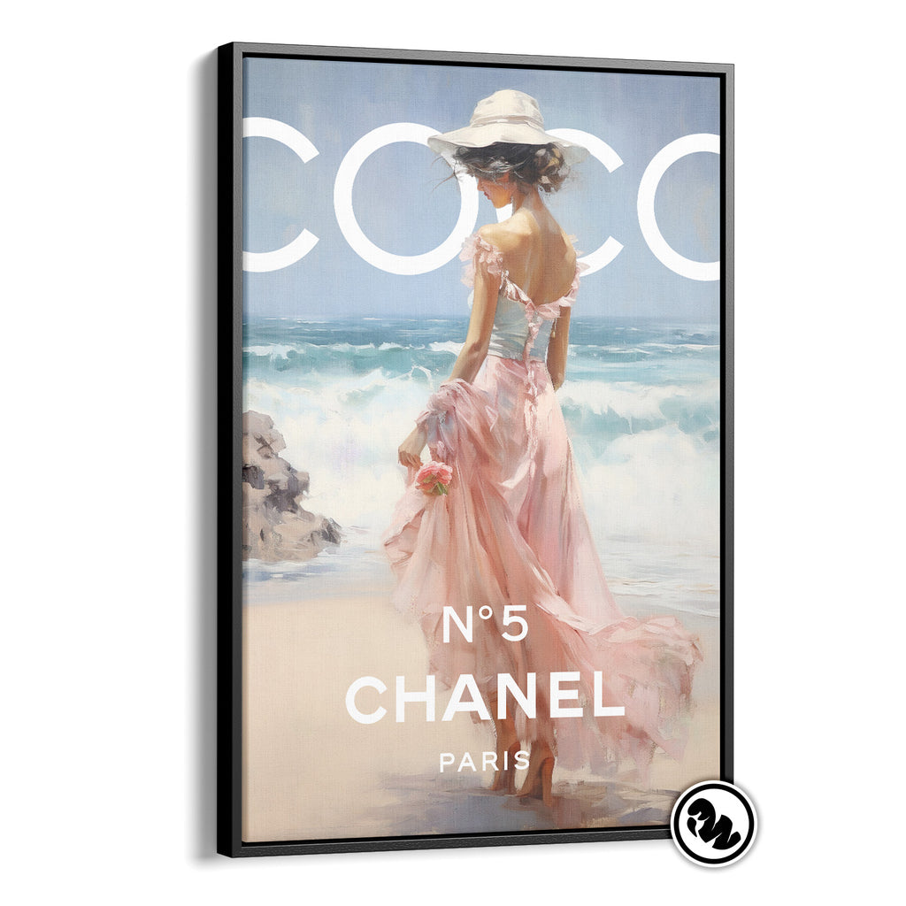 Canvas kunstwerk van een vrouw in een zomerjurk bij de zee met "COCO Chanel Paris"